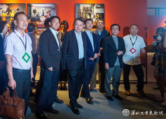 领导、嘉宾参观展览，石丕民摄改.jpg