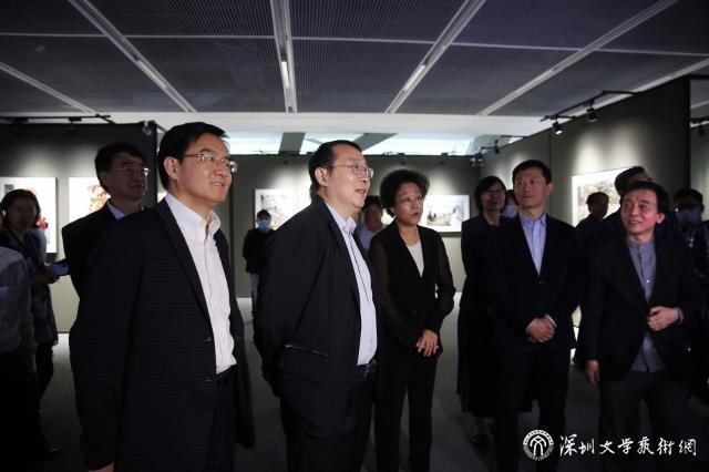 领导、嘉宾参观展览，陈玉摄改.jpg