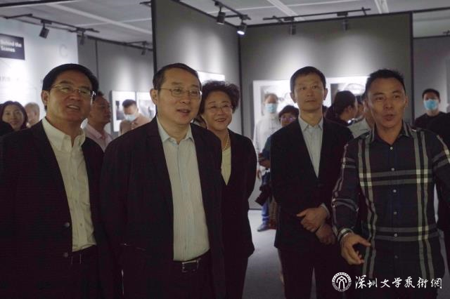 专题邀请展版块负责人向领导和嘉宾介绍作品内容改.jpg