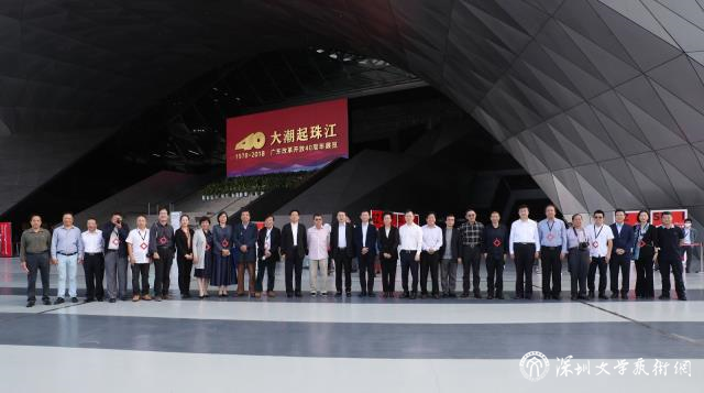 参加开幕式领导、嘉宾在展览场馆前合影，刘伯良摄改.jpg