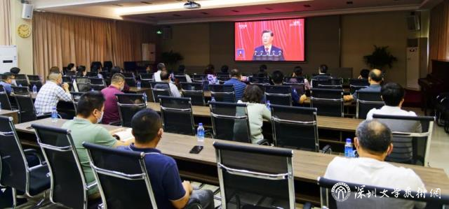 深圳市文联组织集体收听收看党的二十大开幕会1.jpg