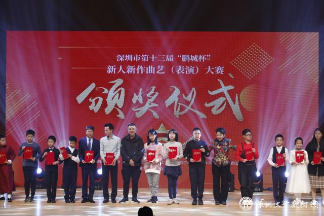 11王莉、王晓为二等奖获奖者颁奖.jpg