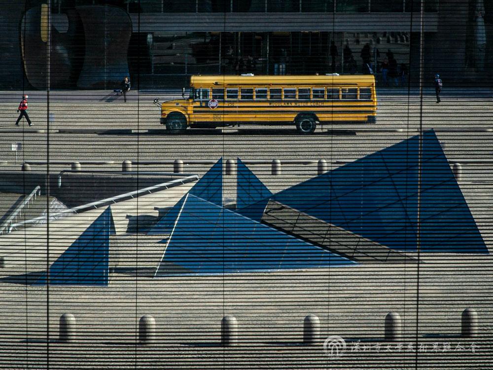 《The Yellow Bus 黄色巴士》-Goran Zebuhr 戈兰·泽布尔（瑞典）.jpg