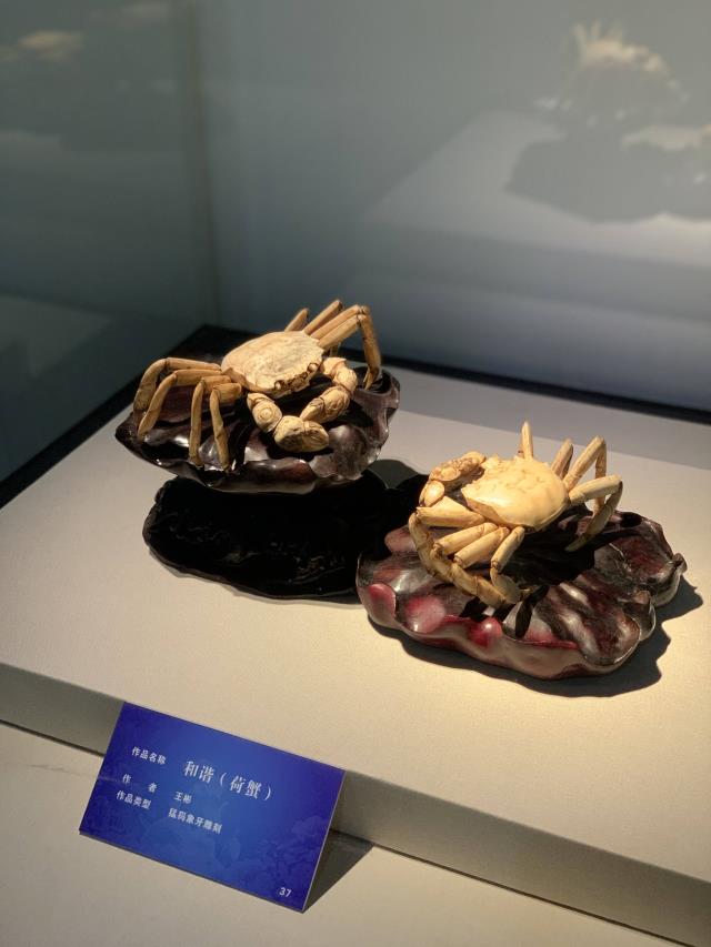 07纯手工雕刻 王彬《和谐（荷蟹）》.jpg