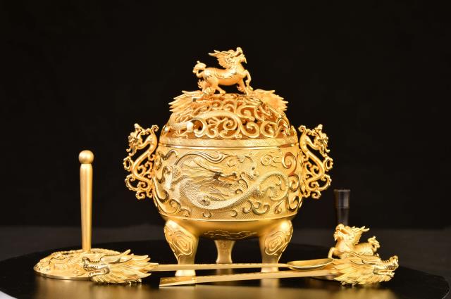 50金银细工制作技艺 郑耿坚《龙腾九州》.jpg